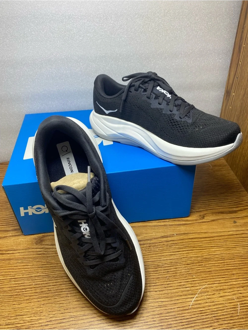 Hoka One One M Rincon 4 Running Shoes Mens Sz 8D Black White 1155130 BWHT NEW